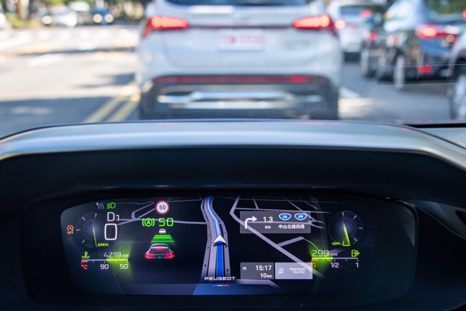 3D QUARTZ立体投影式抬头显示仪表，图为导航模式并启动ACC Stop & Go功能。（陈大任摄）