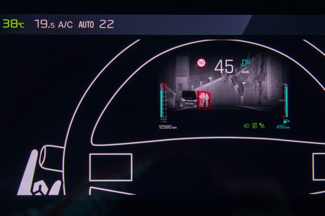 夜视功能会显示侦测到移动中的人或动物，并以红线框出提醒驾驶，选配价10万元。（陈大任摄）