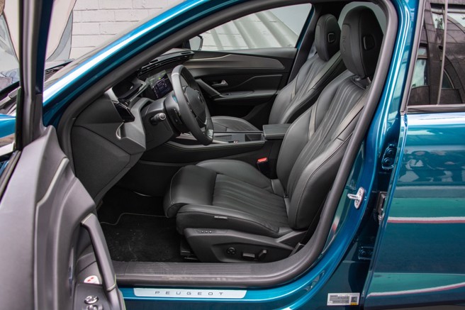 AGR驾驶座10向附2组记忆与乘客座6向电动调整，内建按摩功能，试驾车选配NAPA皮革座椅。（陈大任摄）