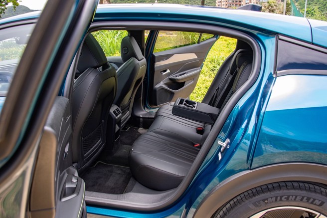 全车座椅符合人体工学且拥有绝佳包覆性，提高长途旅行舒适性，后排60/40分离座椅，附中央扶手与杯架。（陈大任摄）