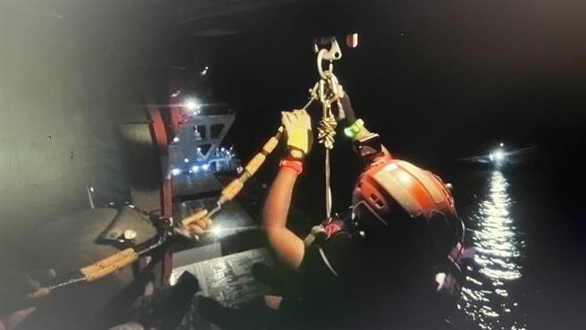 一艘在花莲港外的赖比瑞亚籍散装货轮，6日晚间向台湾发出求助信号，船上3名船员在密闭空间内窒息。 （空勤提供）