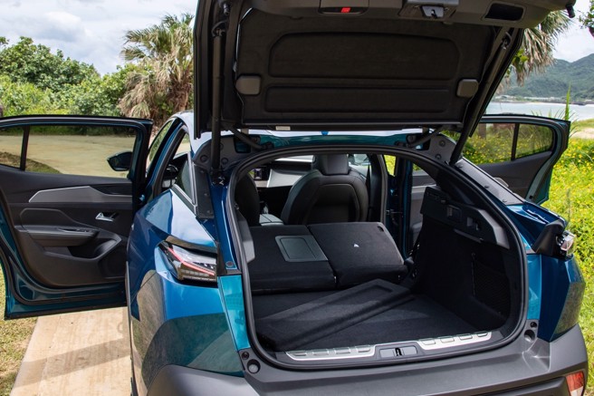 行李厢容量536L、最高1611L，收纳纵深达1890mm，方便置于长形物品，脚踢式感应电动尾门相当方便。（陈大任摄）