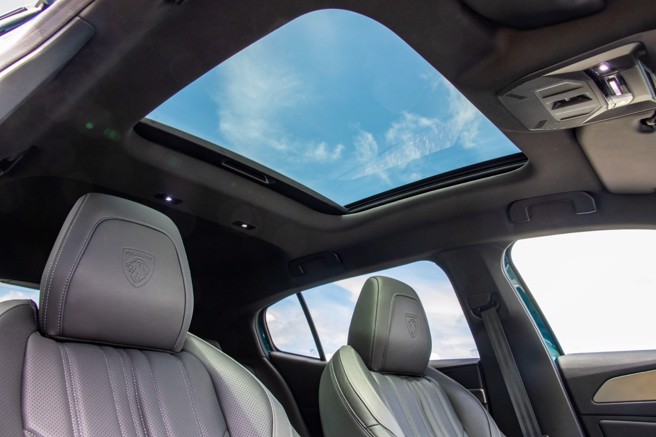 CIELO全景可开启式深色玻璃车顶，可抵挡烈日同时提供宽广视野，选配价6万元。（陈大任摄）