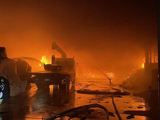 台中市龙井区1处工厂7日传出凌晨火警，整座工厂陷入熊熊火海。（台中市消防局提供）