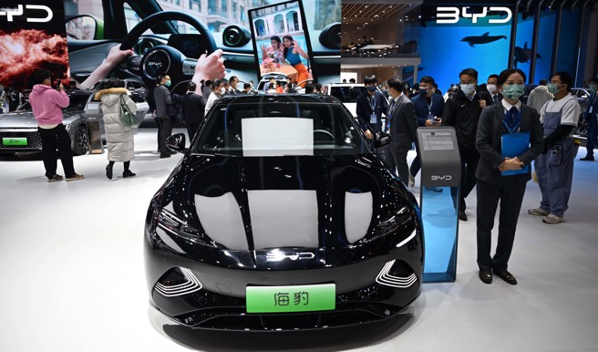 比亚迪车款海豹的成本比特斯拉还要低。（图／新华社）