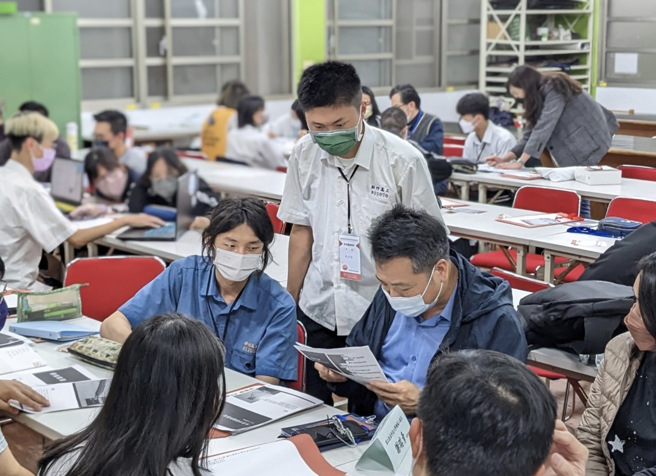 教育部技职司委托清华大学社会所团队编撰「技高课程学习成果呈现建议2023」手册，让技高学生参考。（技专校院招生专业化总办公室提供／林志成台北传真）