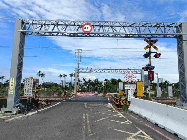 屏东65岁蔡姓老翁7日因不明原因骑单车闯入大埔平交道，导致北上的区间车（3054车次）来不及煞车直接撞上，蔡翁抢救后不治。（翻摄画面／谢佳潾屏东传真）