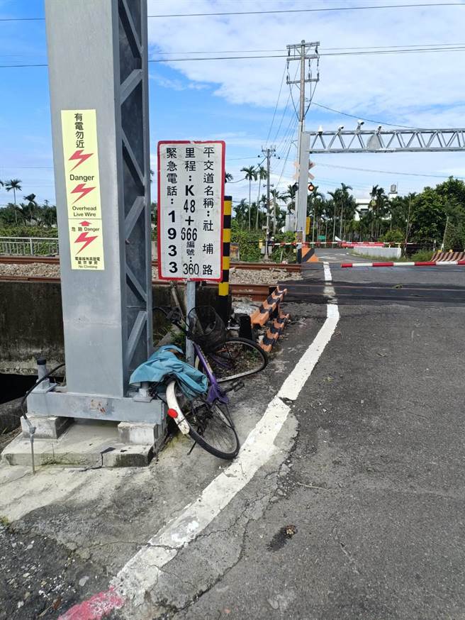 屏东65岁蔡姓老翁7日因不明原因骑单车闯入大埔平交道，导致北上的区间车（3054车次）来不及煞车直接撞上，蔡翁抢救后不治。（翻摄画面／谢佳潾屏东传真）