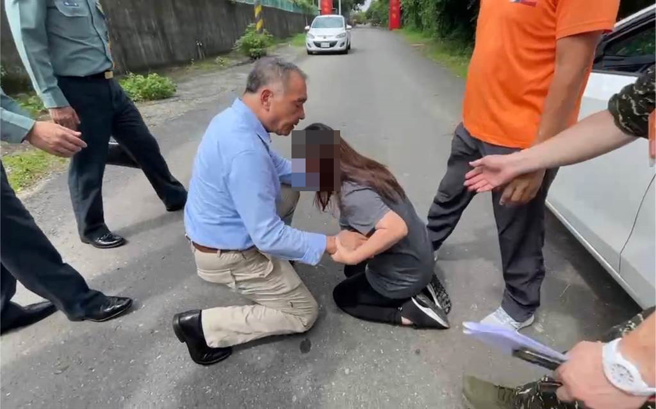 海军陆战队99旅23岁郑姓中尉5日轻生亡，郑男家属6日到营区招魂，郑男母亲向国防部长邱国正双膝下跪，希望邱国正能厘清真相，还儿子一个公道。（读者提供／崔正纲高雄传真）