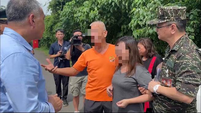 海军陆战队99旅23岁郑姓中尉5日轻生亡，郑男家属6日到营区招魂，并质疑郑男被军中「集体谋杀」，希望国防部长邱国正能厘清真相。（读者提供／崔正纲高雄传真）