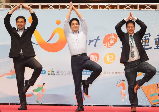 台北市长蒋万安（中）7日出席U-Sport记者会，与体育局长王泓翔（左）、资讯局长赵式隆（右）一起摆出做运动的姿势，并当场宣告「整个台北都是我的运动场」。（季志翔摄）