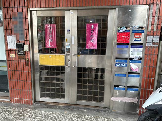 基隆市议员吕美玲的服务处6日深夜遭人贴大字报，信箱也被塞入黑函，7日上午现场还能看到大字报拆除的痕迹。（读者提供／张志康基隆传真）