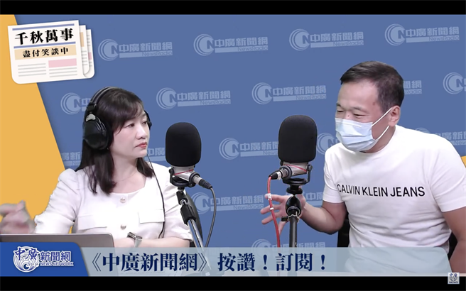 国民党台北市中正、万华立委参选人锺小平，今接受专访时指出，于美人2016年、2020年分别支持立委林昶佐及蔡英文总统是「白皮绿骨」，且支持度仅10几％，接下来会揭发于美人真面目，并操作弃保。（截自广播节目「千秋万事」）
