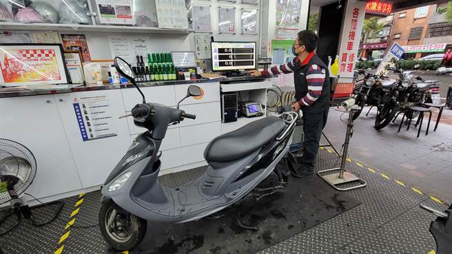 台北市环保局提醒，未完成年度排气定检的机车，依《空污法》规定可处500元罚锾，屡劝不验者最重恐注销牌照。(黄敬文翻摄)