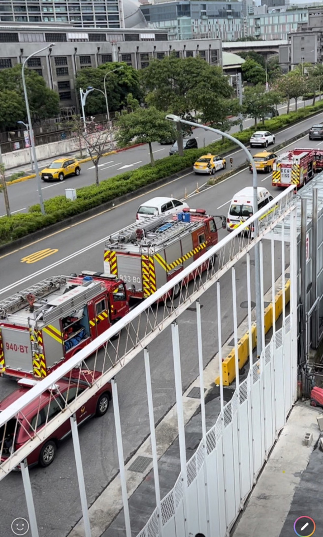 京华城旧址工地发生吊车翻覆意外。（图／业者提供）