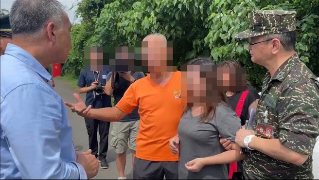 海军陆战队99旅23岁郑姓中尉5日轻生亡，郑男家属6日到营区招魂，并质疑郑男被军中「集体谋杀」，希望国防部长邱国正能厘清真相。（读者提供／崔正纲高雄传真）