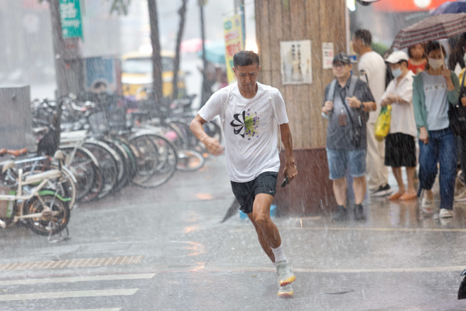 今天受低压带影响及对流云系发展旺盛，易有短延时强降雨，中央气象局发布大雨特报。（陈信翰摄）