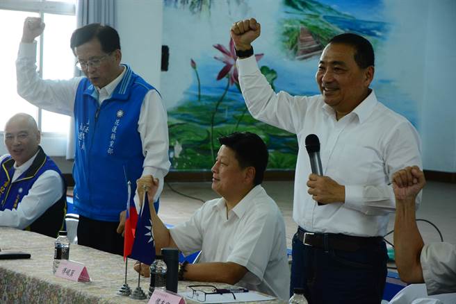 党部联繫会报上，侯友宜与傅昆萁致词强调下架民进党。（王志伟摄）