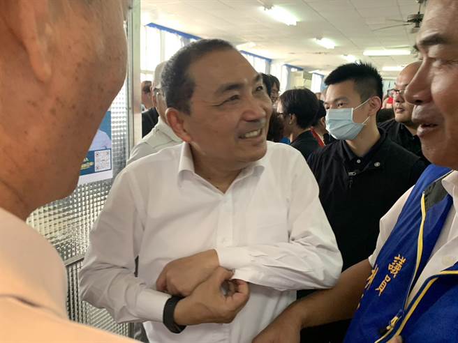 侯友宜与党员互动热络。（王志伟摄）