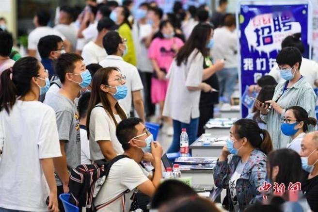 面对大陆青年就业不易，调查显示越来越多大学毕业生涌入小城市当老师。（中新网）