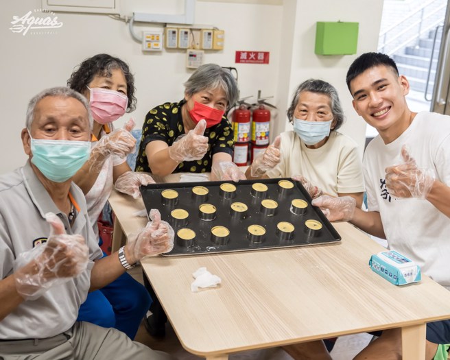 唐维杰(右一)跟长辈一起制作中秋糕饼。(高雄海神提供)