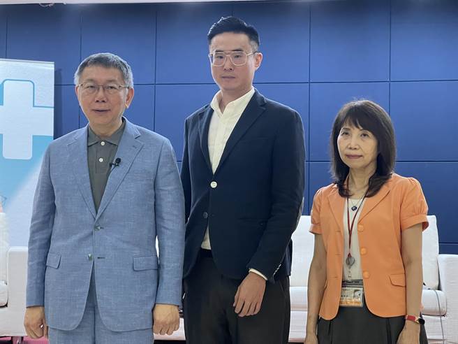 柯文哲今天上午举行医疗政策记者会「人权自主，安寧善终」，邀请药害救济基金会董事长、代理孕母解禁推动者陈昭姿及已逝体育主播傅达仁先生之子傅俊豪先生与谈。 （杨亚璇摄）