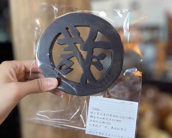 陈敏富不但将工艺馆作为宣导活动场地，还特别提供多项木雕纪念品做为识诈活动有奖徵答的礼物。（警方提供／王惠慧新竹传真）