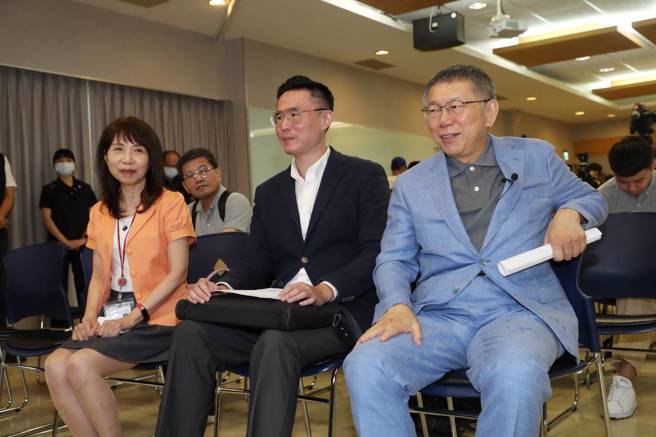 台湾民眾党总统参选人柯文哲（右）7日举行「医疗政策记者会2－人权自主 安寧善终」，曾是前总统陈水扁民间医疗小组发言人的陈昭姿（左）现身会场。（刘宗龙摄）