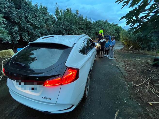 康姓民眾一家受困芎蕉山上狭小产业道路上，最后在警方和热心民眾协助下，用「发财车」绳索牵引让一家人平安下山。（竹崎分局提供／吕妍庭嘉义传真）