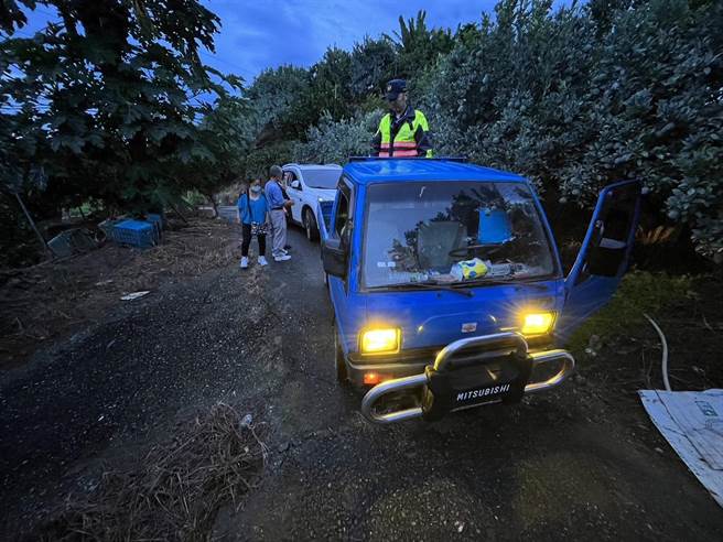 康姓民眾一家受困芎蕉山上狭小产业道路上，最后在警方和热心民眾协助下，用「发财车」绳索牵引让一家人平安下山。（竹崎分局提供／吕妍庭嘉义传真）