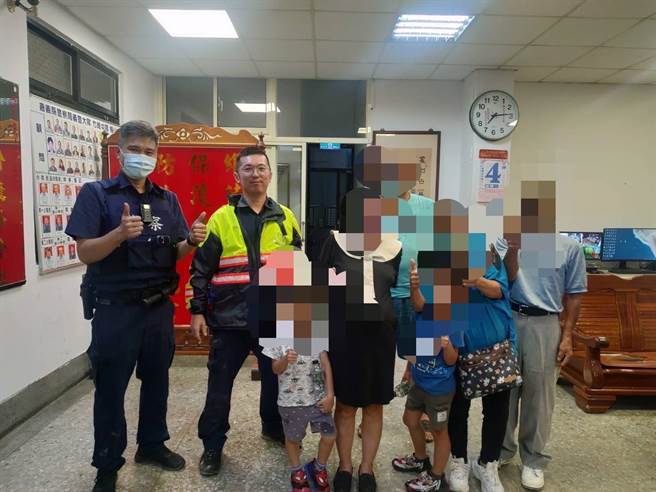 康姓民眾一家万分感谢警方协助，顺利平安脱困，回家前特别至分驻所旁之玉虚宫拜拜感谢玄天上帝保佑。（竹崎分局提供／吕妍庭嘉义传真）