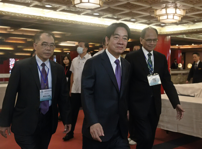 民进党总统参选人暨副总统赖清德（中）在立法院长游锡堃（右）等人陪同下，7日出席「2023年台湾国际宗教自由峰会(TIRF)开幕典礼。（张铠乙摄）