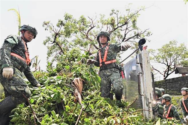 中央灾害应变中心同步协调国军投入台东县灾后復原工作，全力协助台东县救灾工作。（消防署提供）