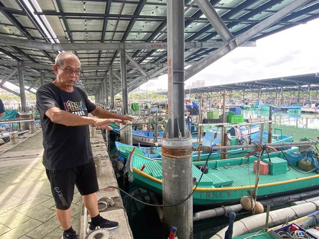 漁民表示，增設太陽能板後，環境變舒適涼快了。（曹婷婷攝）