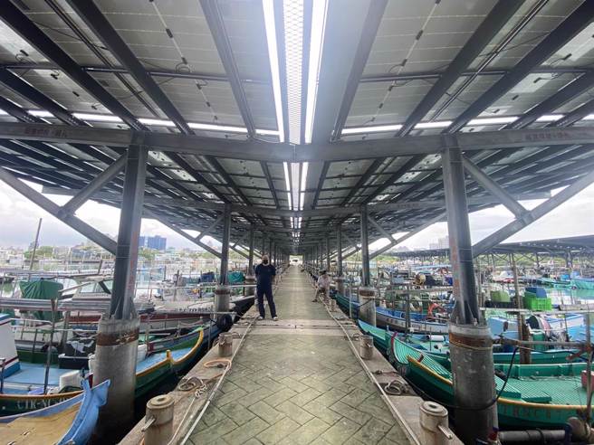安平漁港棧橋碼頭，目前停泊280艘漁船，原本遮陽網破損不堪，裝設太陽能光電板後，漁民大讚很舒適。（曹婷婷攝）