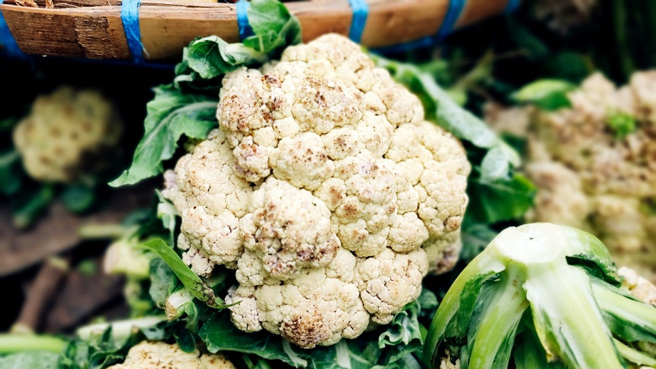 花椰菜上的黑点是自然氧化过程，若质地仍清脆、没有散发难闻气味，还是可以食用。（资料照／shutterstock）