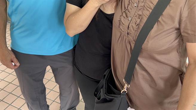 海军陆战队99旅23岁郑姓中尉轻生亡，今日遗体复验厘清确切死因，郑男母亲（中）、父亲（左）、阿姨（右）针对遗体乾净、军方态度等疑点提出质疑，认为郑男之死不单纯。（崔正纲摄）