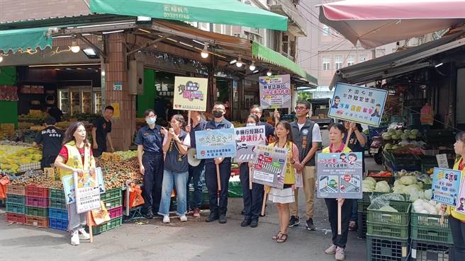 桃園市大園警分局7日走入大園市場宣導預防犯罪及交通安全觀念。（翻攝照片／蔡明亘桃園傳真）