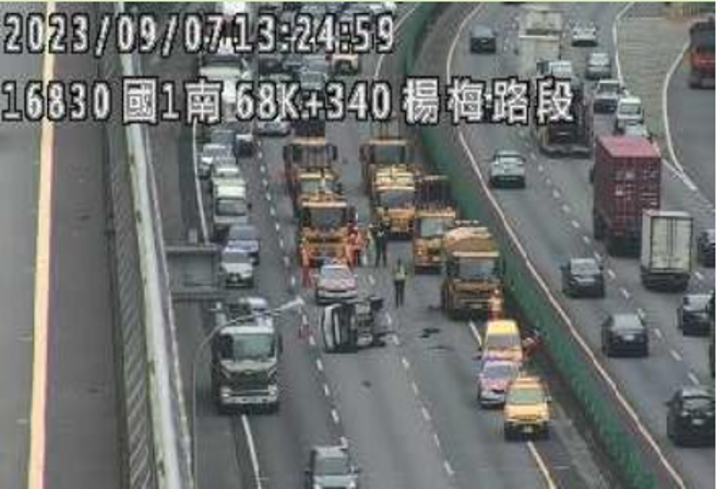 國1南下楊梅段「轎車撞緩撞車」側翻占2線，回堵5km。(翻攝高速公路1968)
