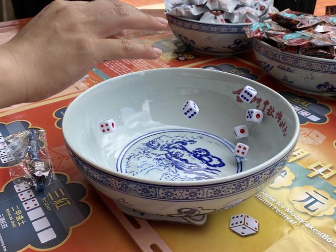 中秋佳节即将到来，2023金门县中秋博状元饼各乡镇赛事也将陆续登场。（于家麒摄）