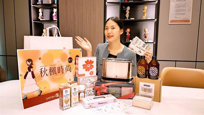 大叶高岛屋即日起周周提供独家满额来店礼，10月4日前也推出《您消费我请客．回馈飨乐百分百》拉霸活动，放送5100项奖品。（大叶高岛屋提供／朱世凯台北传真）