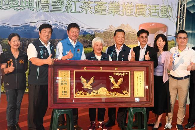 苗栗八甲茶园园主杨敏珠（左四）拿下特等奖。（李京升摄）