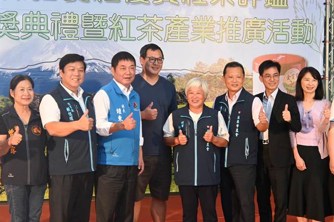 苗栗八甲茶园园主杨敏珠（右四）拿下特等奖，儿子邱俊魁（左四）也拿下头等一奖。（李京升摄）