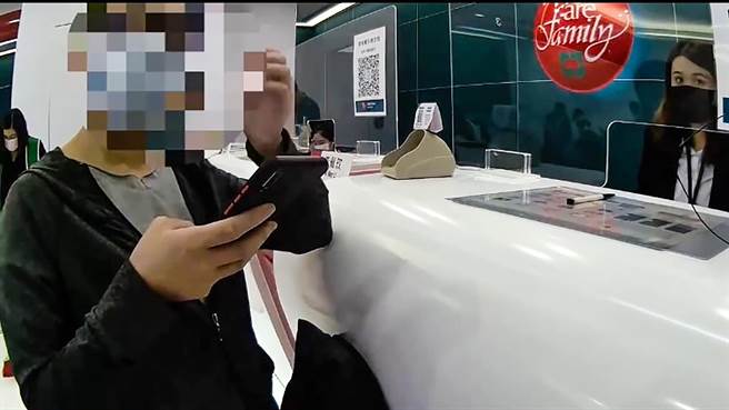 林姓女子2度到银行要匯款108万元，员警劝说是「爱情诈骗」，成功阻诈。（竹北警分局提供／罗浚滨新竹传真）