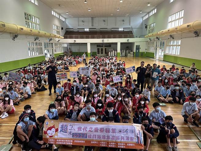 为落实交通部刻正积极推动「交通安全月」之政策，桃园市警察局桃园分局参与辖内各学校举办活动，并利用学校结合救国团活动宣导。（校方提供）