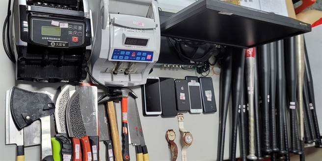 警方查扣多把刀械及棍棒等赃证物。（翻摄照片／洪靖宜高雄传真）