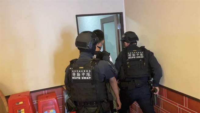 该诈骗集团洗钱水房就藏身仁武区一处铁皮屋中。（翻摄照片／洪靖宜高雄传真）