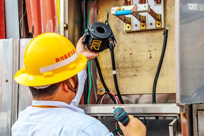 新竹县湖口乡八德路二段农地种超商，县府会同台电和自来水公司断水断电。（新竹县政府提供／罗浚滨新竹传真）