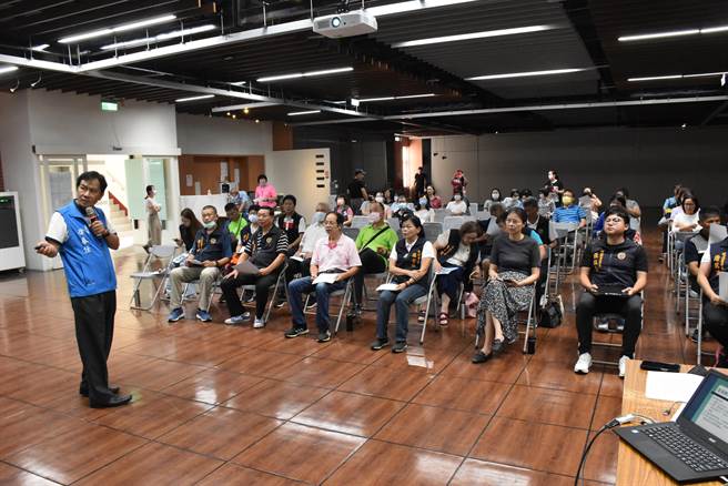 头份市公所与头份市卫生所7日上午特别安排防治登革热座谈，头份市长罗雪珠与全体里长聚精会神的听取卫生所主任徐春仕说明防治病媒蚊。（谢明俊摄）