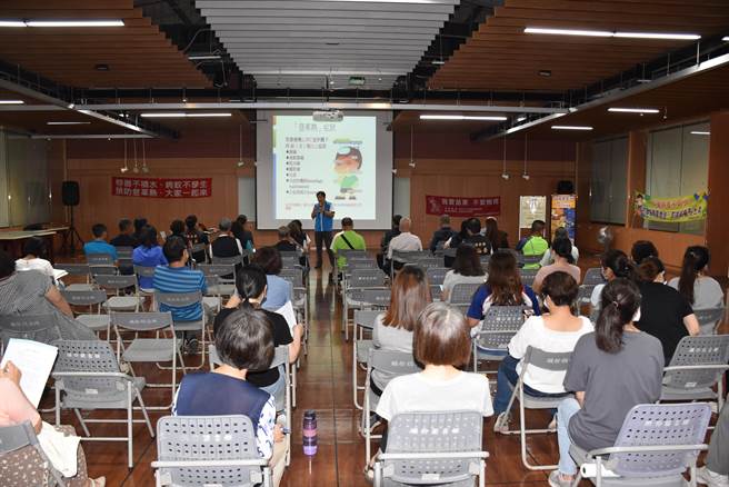 头份市公所与头份市卫生所7日上午特别安排防治登革热座谈。（谢明俊摄）